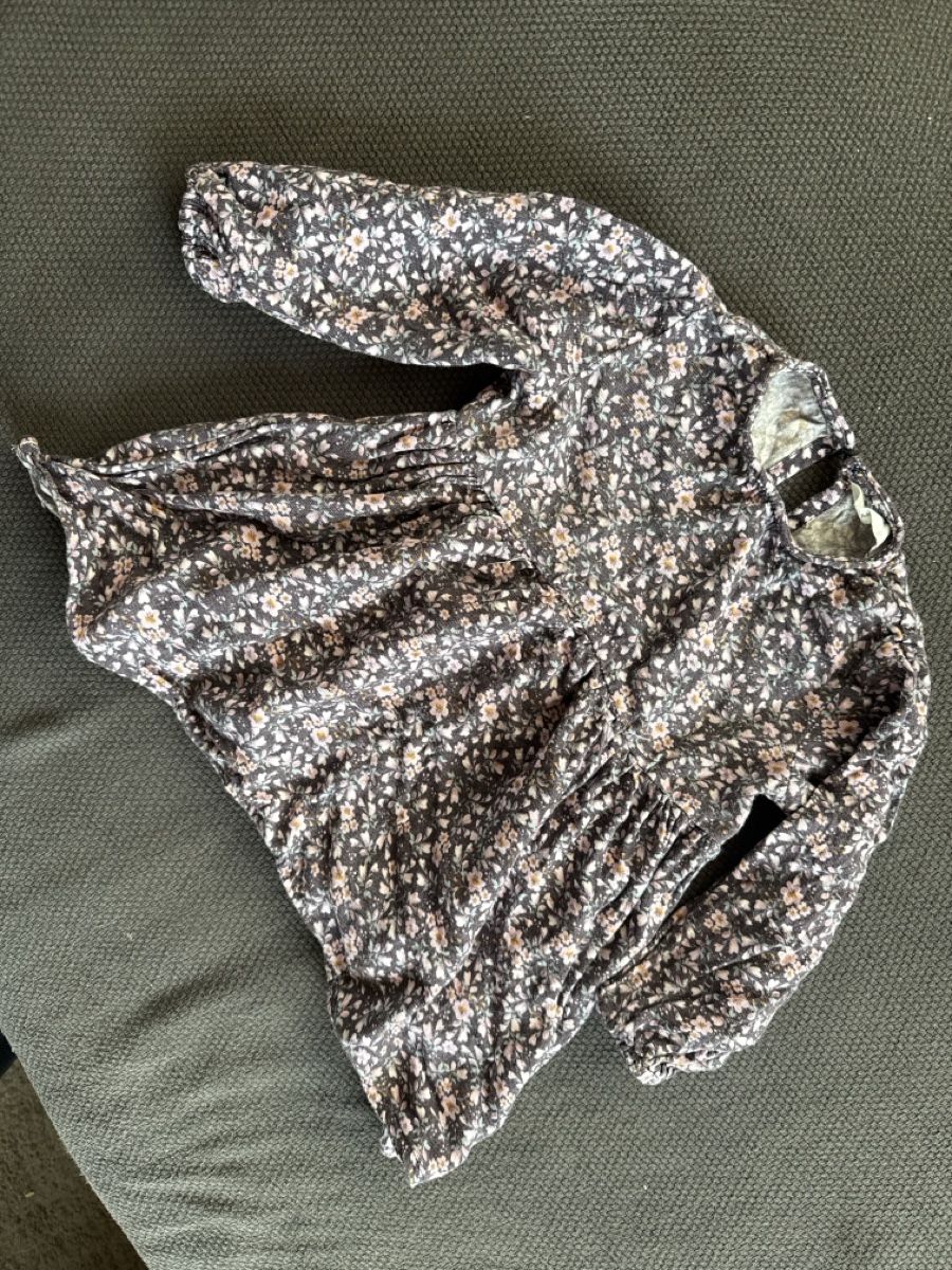 Maglioni & Felpe: Herziges Kleid von Mango Gr.86 12-18M – Usato da Bettwiesen venduto da Maori6