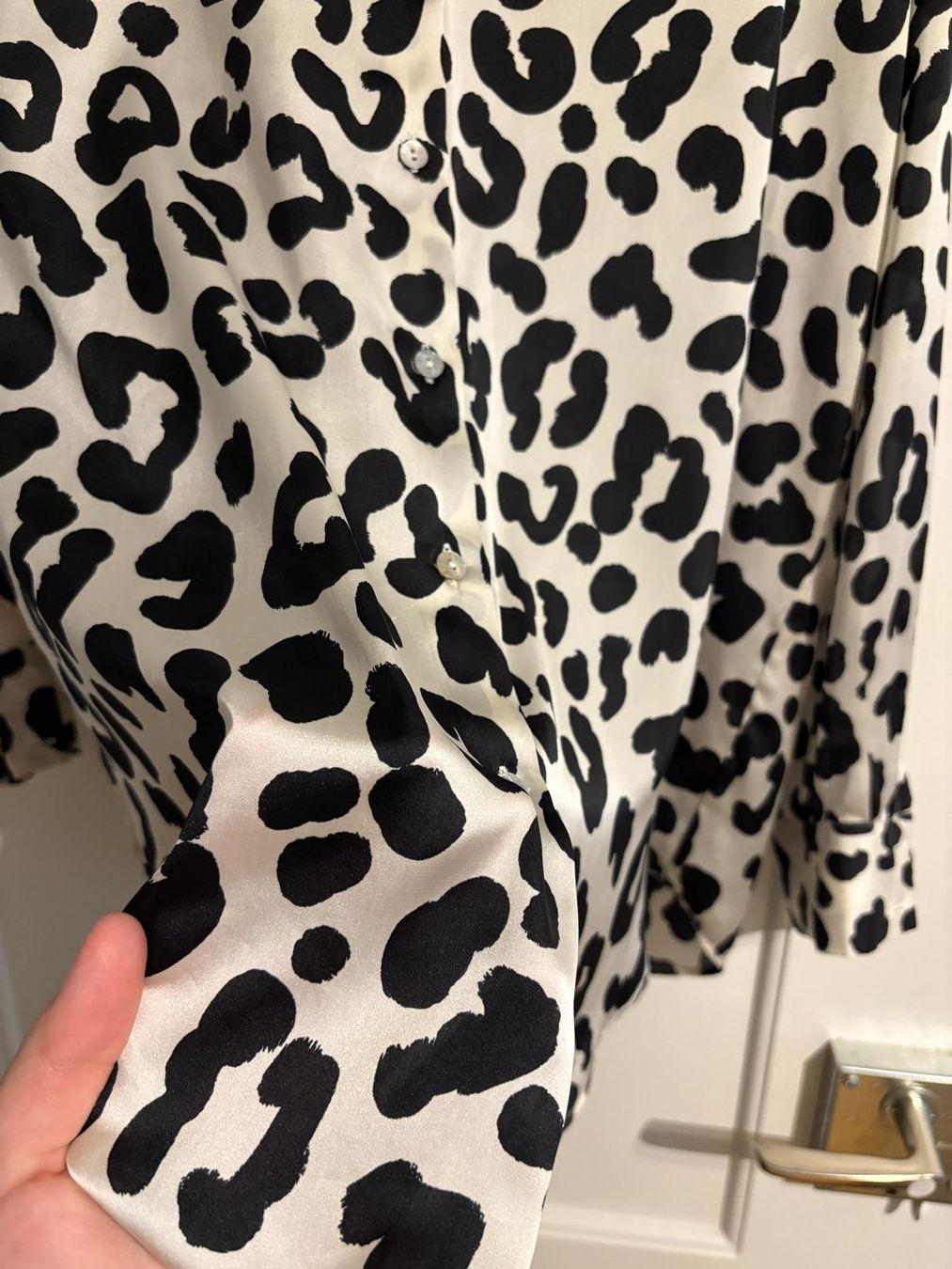 Zara Blusen: Satinbluse Leopard Animalprint  von Zara – Gebraucht aus Zürich von mil_d5v9 1