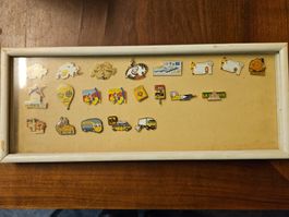 Collection de 21 pins PTT La Poste Suisse sous cadre