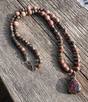 Bezaubernde Heilsteinkette mit Rhodonit und Opal-Anhänger