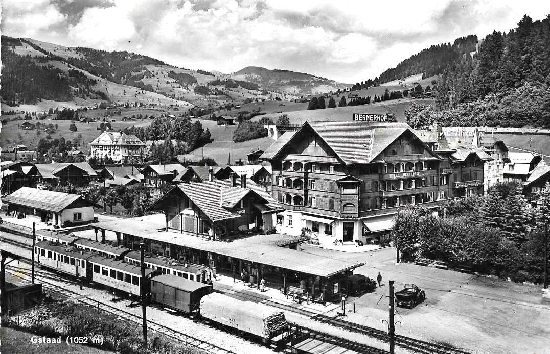 Cartoline postali: AK GSTAAD 1953 BAHNHOF BAHN mit BERNERHOF – Usato da Schlossrued venduto da Aronliam