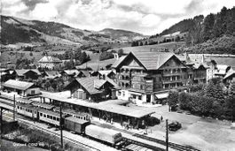 AK GSTAAD 1953 BAHNHOF BAHN mit BERNERHOF
