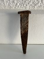 alter, geschmiedeter XL Eisennagel