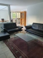 2-er und 3-er Ledersofa und Hocker zu verkaufen
