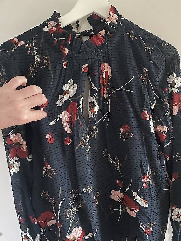 Camicette: Dunkelblaue Blumenbluse mit  Schleifendetail in Größe S  – Usato da Zürich venduto da Ineselisabeth 2