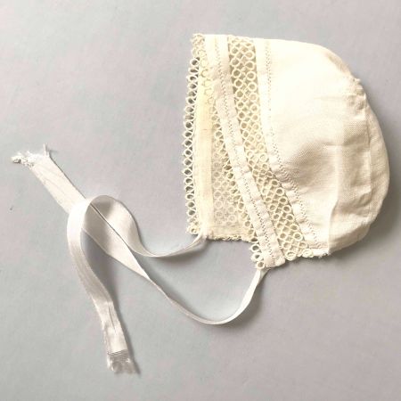 Anitkes Babymützchen handgenäht Taufe Leinen m. Occhi-Spitze