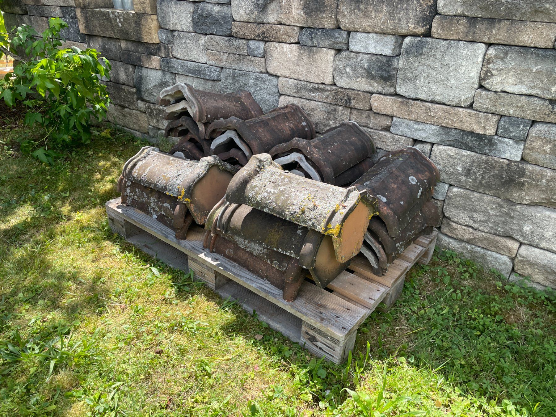 Pietre & tegole: Ziegel, Firstziegel, gebraucht, ca. 40 cm – Usato da Menziken venduto da mamimo73 1