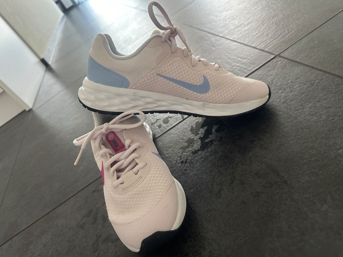 Nike Scarpe per ragazze: Nike Laufschuhe rosa Grösse 36 neu – Nuovo (secondo la descrizione) da Winterthur venduto da ChicMarkt 1