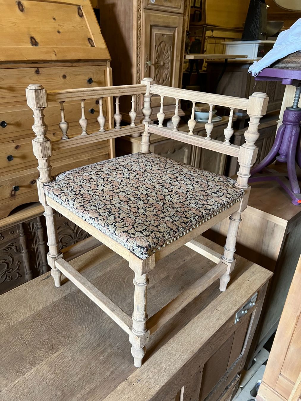 Panchine: ART 1023-K Banc d'angle sablé – Usato da Pont-La-Ville venduto da BCMGLEAL
