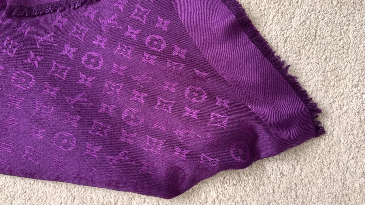 Louis Vuitton Foulard & Sciarpe: Louis Vuitton Monogram Classic Shawl (143^143) – Usato da Esslingen venduto da The_Easy