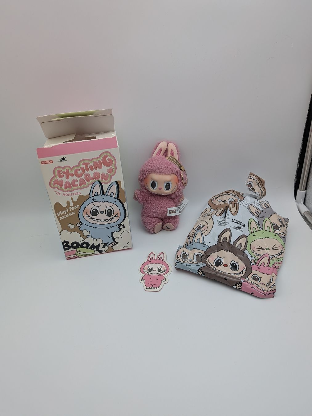 Pop Mart Statuette: Pop Mart Labubu Exciting Macaron Lychee Berry – Usato da Ettiswil venduto da nadjae02