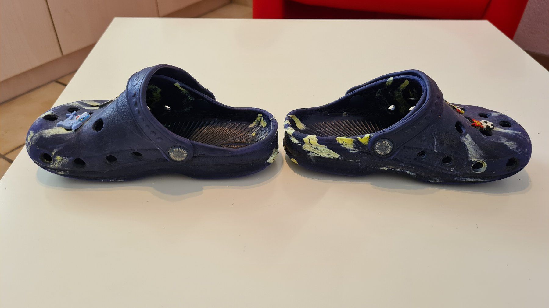 Chaussures garçon: Clogs Jungs Grösse ca. 29 mit Stickern – D'occasion à Obergösgen par schesom 1