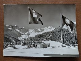Alte Ansichtskarte Arosa mit Schweizer-+ Arosa-Fahne 1951