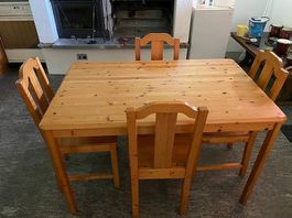Tavolo semplice in legno con quattro sedie in legno