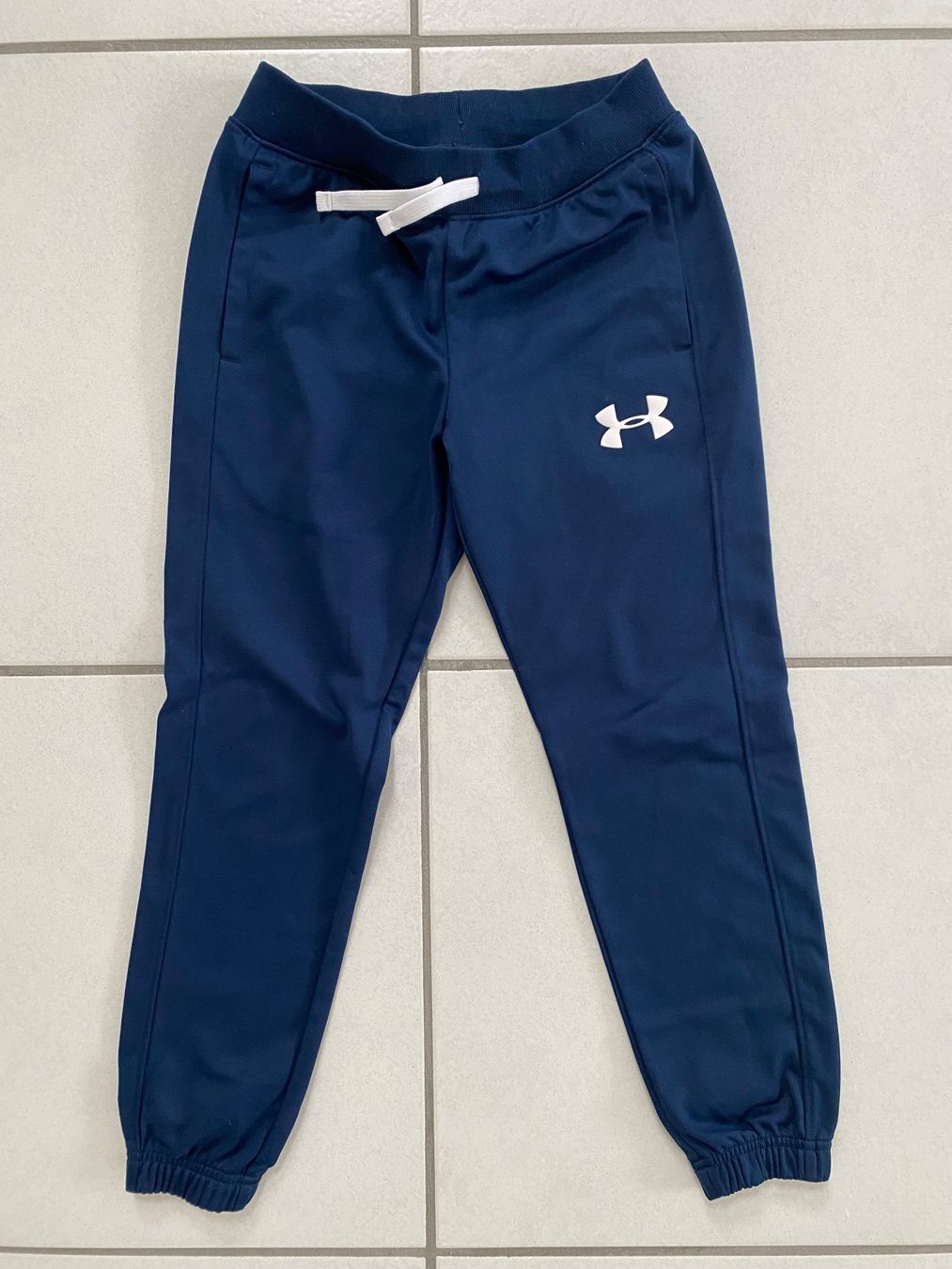 Completi: Under Armour Set Trainingsanzug navy Gr. 127-137 – Usato da Hermetschwil-Staffeln venduto da Fipo79 2