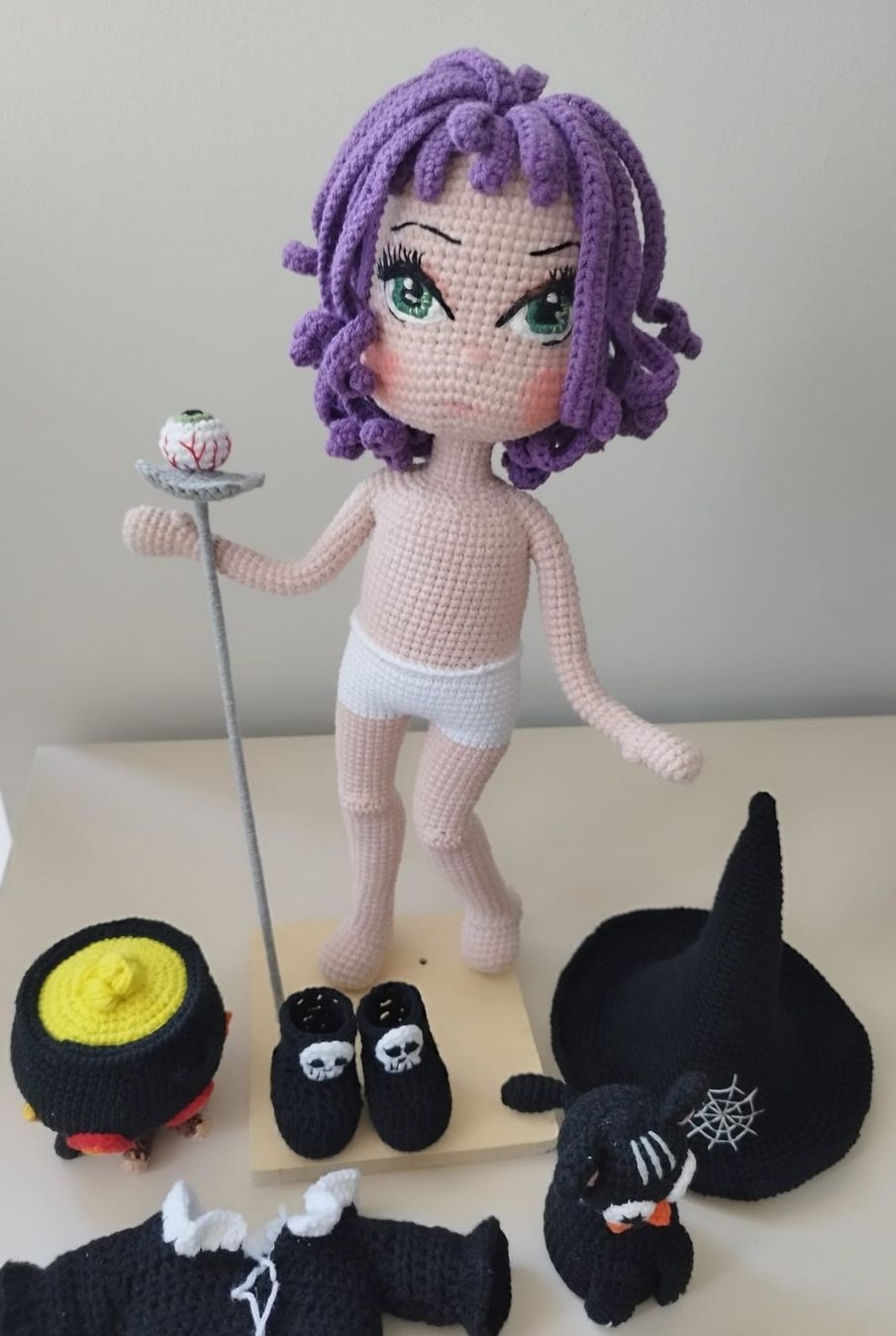 Bambole: Poupée Sorcière en crochet, Chat noir&chaudron! – Nuovo e nell'imballaggio originale da Arnex-sur-Orbe venduto da can_97vn 4