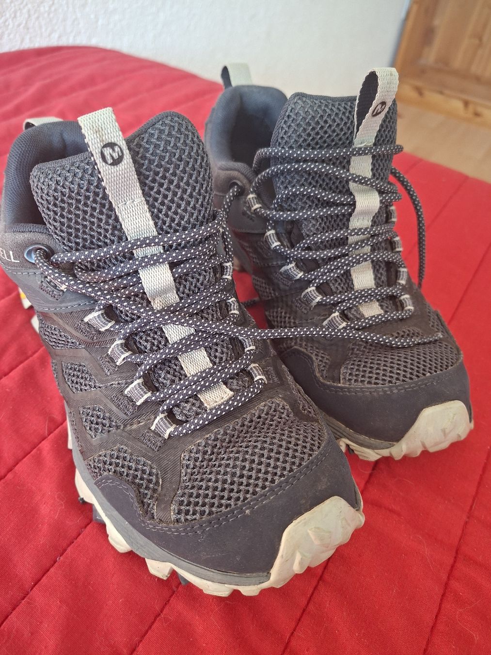 Merrell Herrenschuhe: Merrell Wanderschuhe Gore-Tex grau Grösse 40  – Gebraucht aus Sumiswald von Cicco02