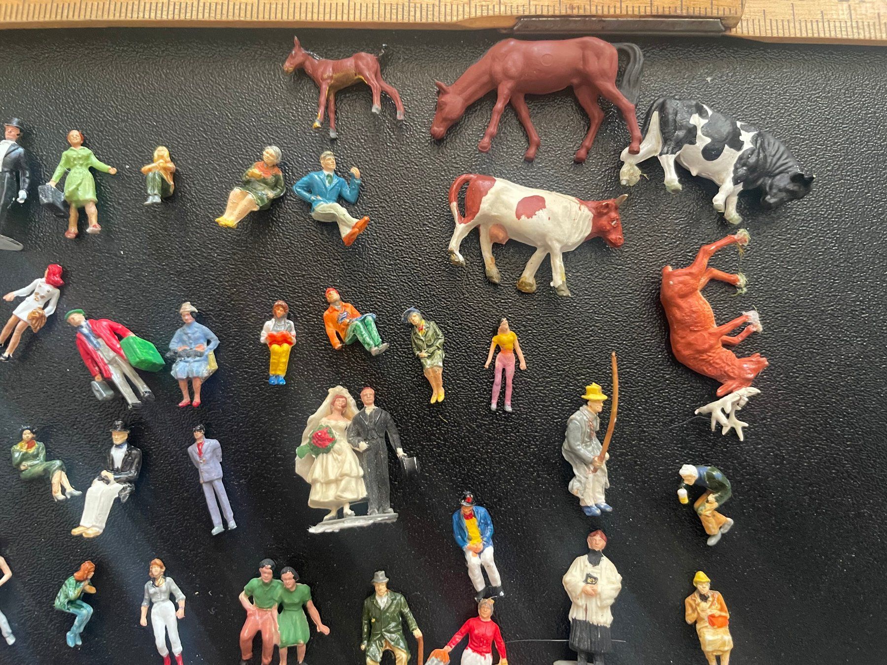 Modellini di ferrovie: Modellbahn, Figurenset, kunterbunt, ca. 50 Fig. + 16 Tiere – Usato da Kleinlützel venduto da Vinylspezi 2