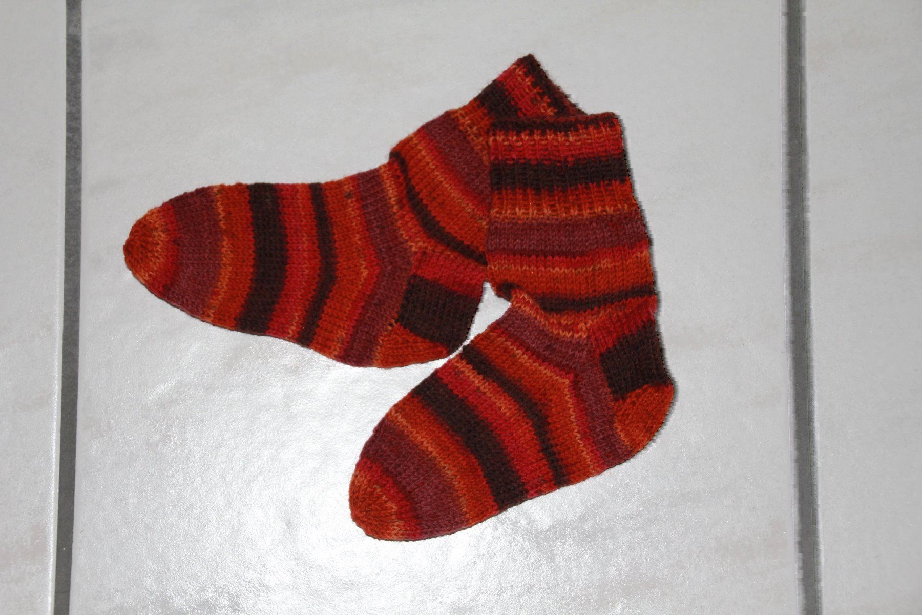 Calze per bambini: Handgestrickte Kindersocken Grösse 26/27 – Nuovo e nell'imballaggio originale da Wallenwil venduto da Sahron