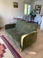 Grünes Samtsofa