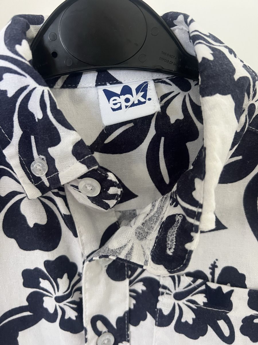 Chemises, T-shirts & Polos: Kurzarmhemd Blumenmuster, neu – Neuf (Voir description) à Schönenberg ZH par Bosh 2
