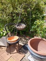 Gartenstuhl und Blumenständer