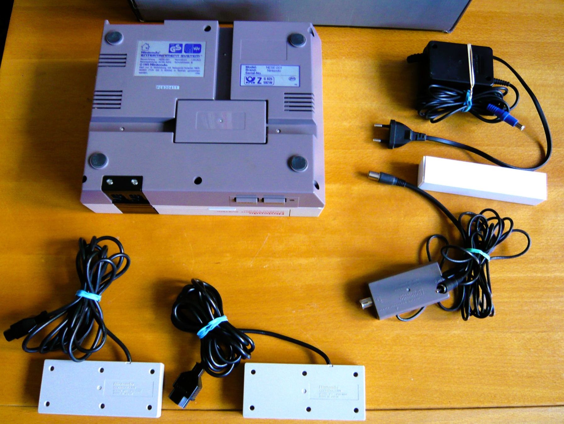 Nintendo Konsolen: NES: Console + Boîte + Manuel + câbles élect/TV + 2 manettes – Gebraucht aus Onex von Jaguar1986 2