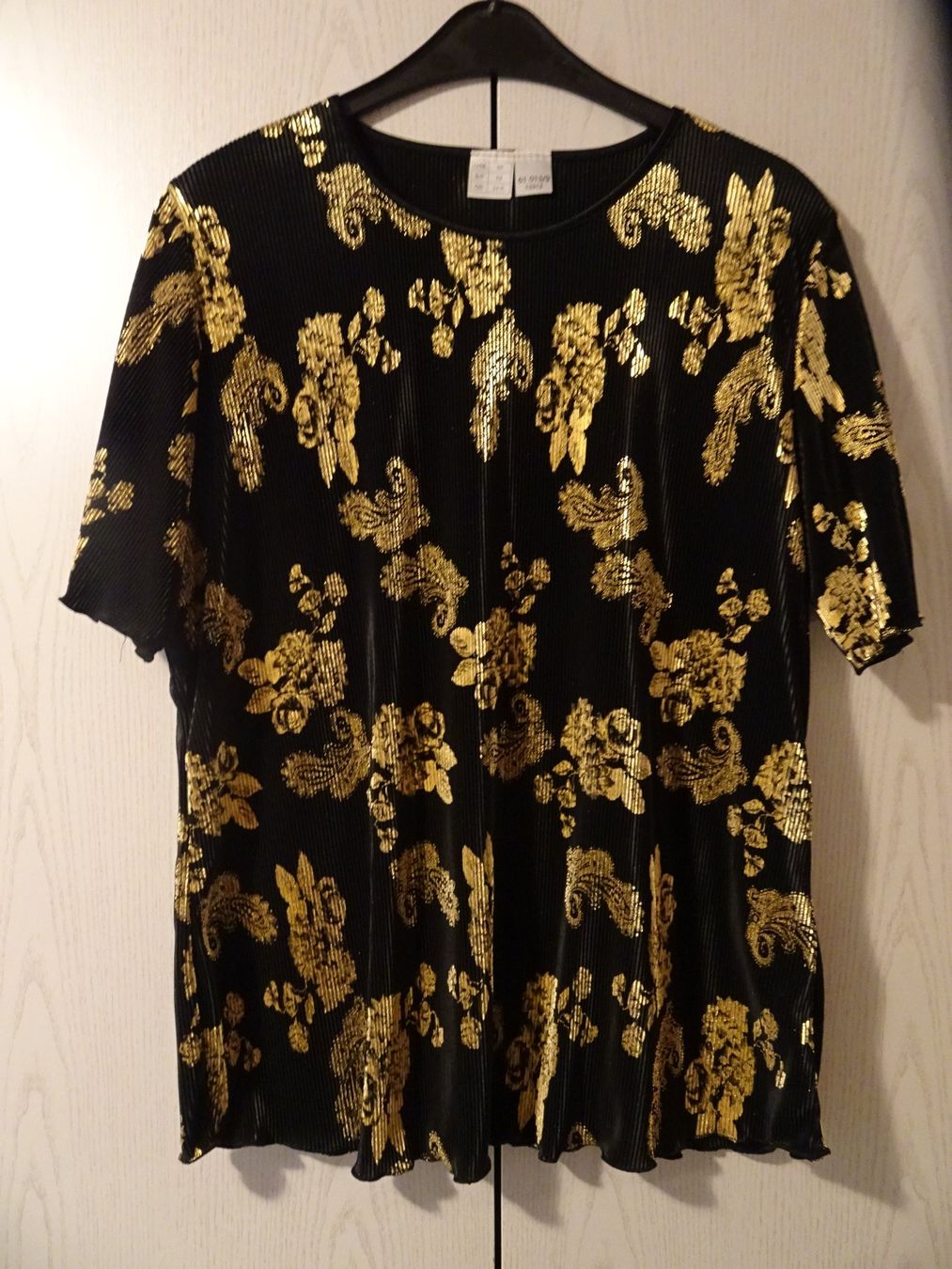 Top: Shirt Kurzarm, Gr. 50, schwarz/gold – Usato da Winkel venduto da rsuzh