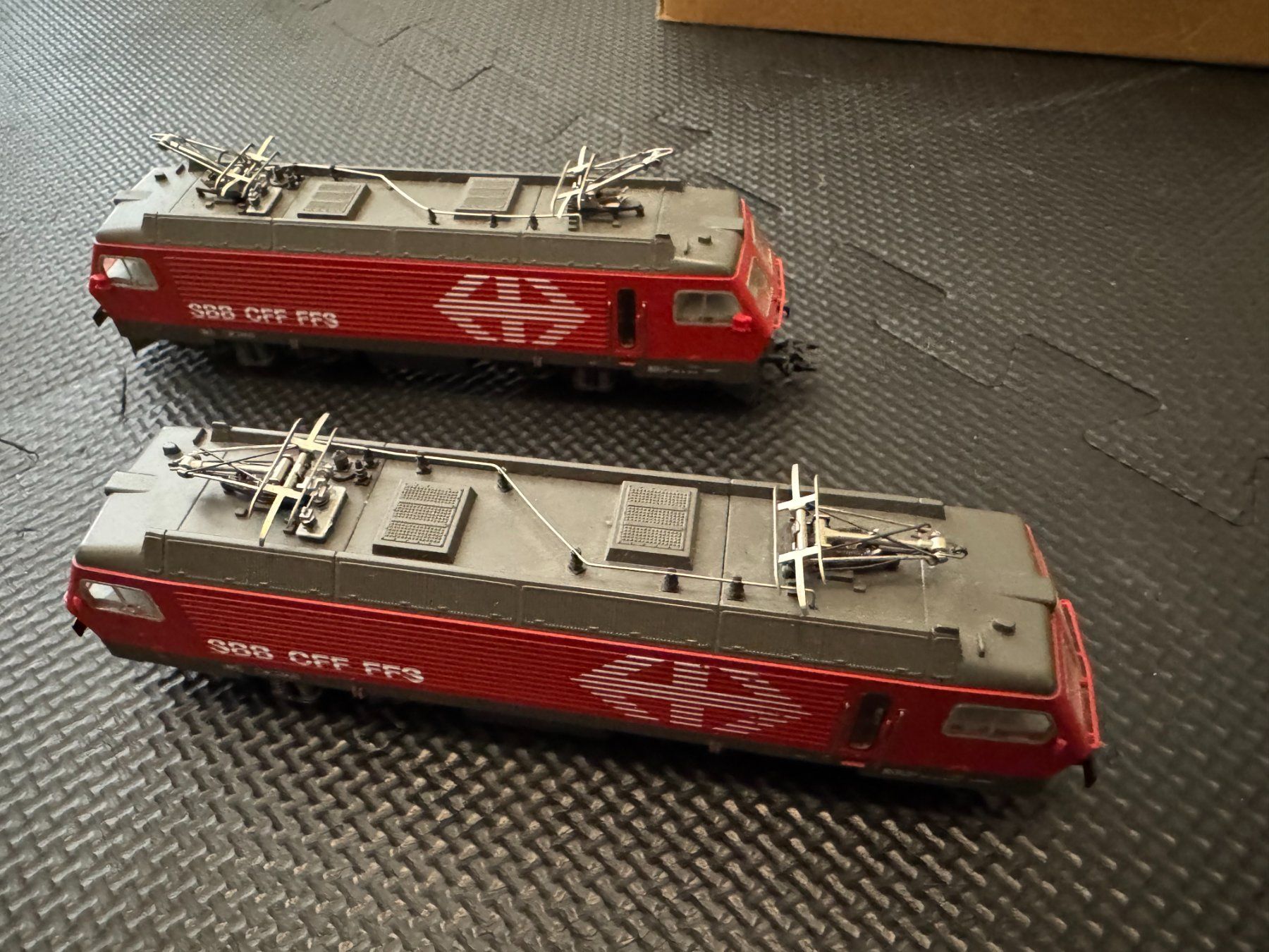 Märklin Modellini di ferrovie: Märklin 2x E-Lok rot, H0 + Wagon – Usato da Chur venduto da ric.Flux 1