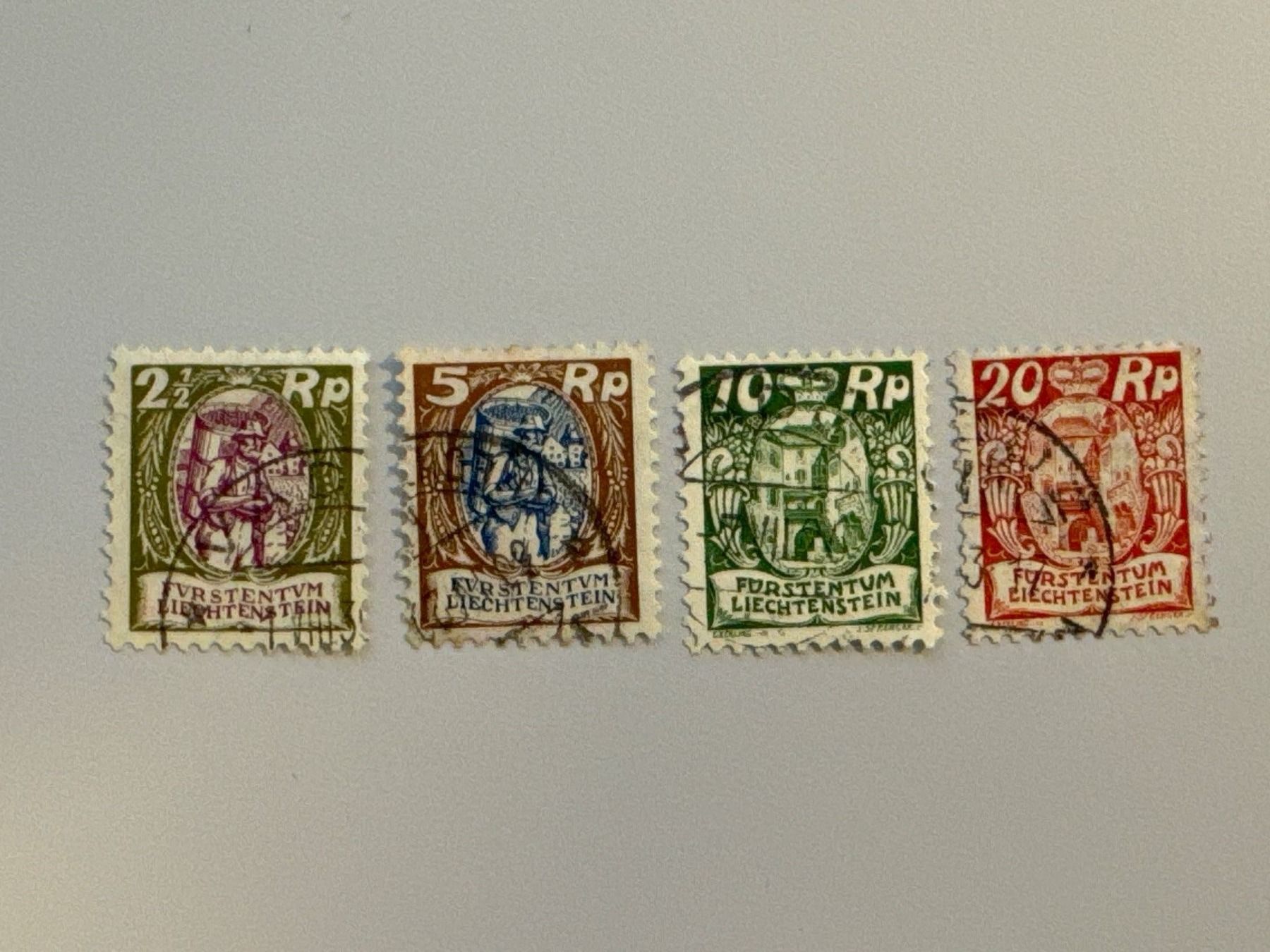 Tutti i francobolli: 1924-27, Winzer oder Schlosshof Vaduz, gestempelt – Usato da Küssnacht am Rigi venduto da SUOMIMASTER