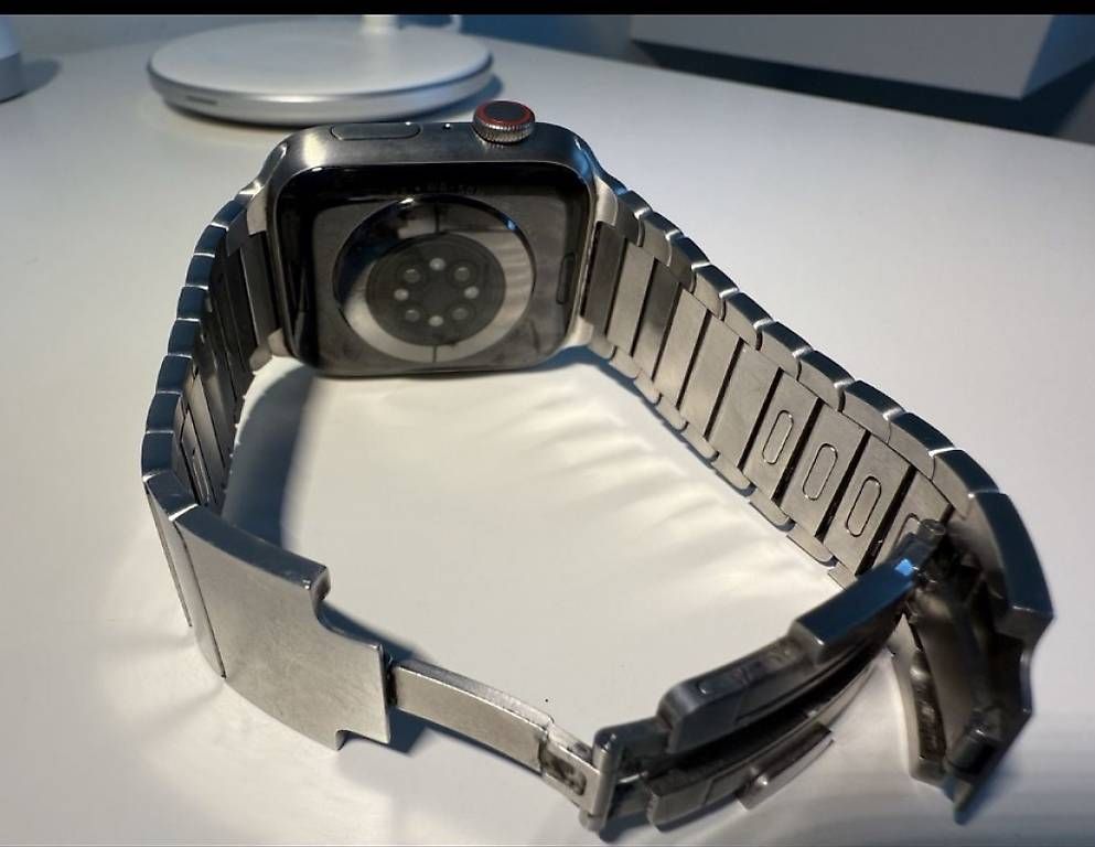 Smartwatch: Apple Watch Titane Cellular batterie changée par Apple 2025 – Usato da YVERDON-LES-BAINS venduto da Lazuli 3
