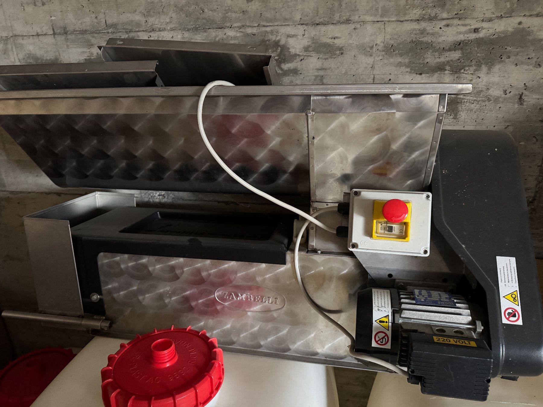 Alle Maschinen: Abbeermaschine elektrisch Zambelli – Gebraucht aus Münsingen von Sabine87