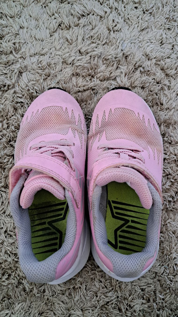 Nike Scarpe per ragazze: chaussures taille 27.5 , bon état, nike  – Usato da Meyrin venduto da Zahra011 6