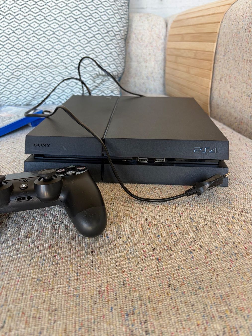 Sony Console: PS4 mit 2 Controller, FIFA 2016, und Battlefield 1 – Usato da Basel venduto da tim_gp59 1