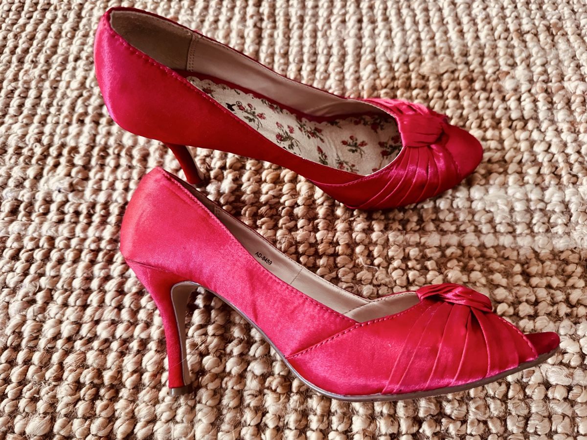 Scarpe da donna: Satin Damenschuhe rot Grösse 38 – Usato da Zollikofen venduto da AureusManus 1