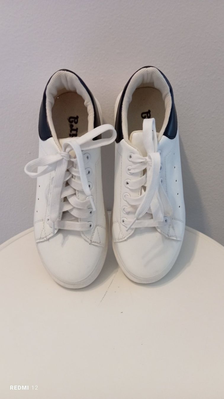 Scarpe da donna: Weisse Sneaker – Usato da Brione Verzasca venduto da pulci22 1