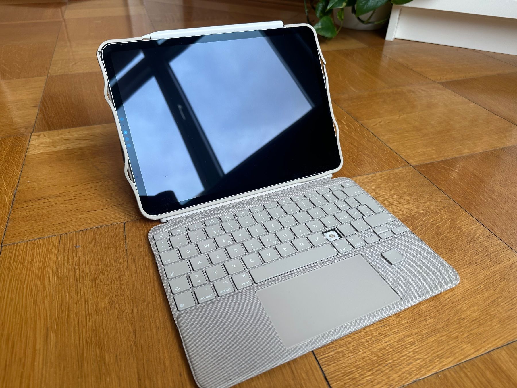 Logitech Tastiere: LOGITECH Combo Touch Schutzhülle - 11", iPad Pro 11 – Usato da Zürich venduto da gav_nnt6