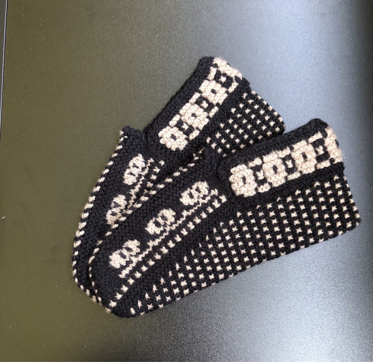 Scarpe da uomo: Gestrickte Hausschuhe schwarz/beige Grösse 38/39 – Nuovo (secondo la descrizione) da St.Gallen venduto da nitka.
