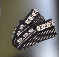 Gestrickte Hausschuhe schwarz/beige Grösse 38/39