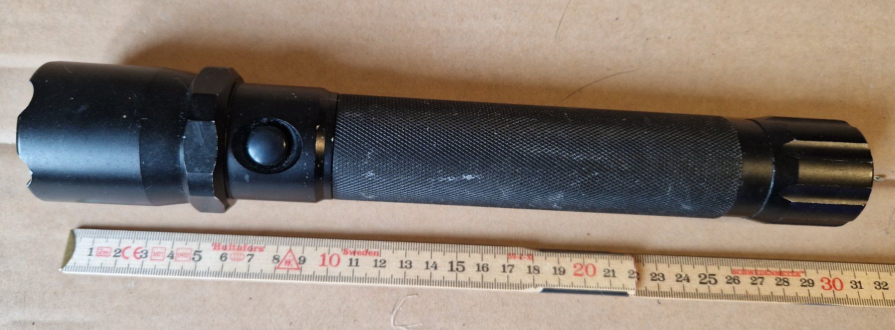 Lampade: Massive Taschenlampe, Schwarz, Robust – Usato da Melchnau venduto da Fishel
