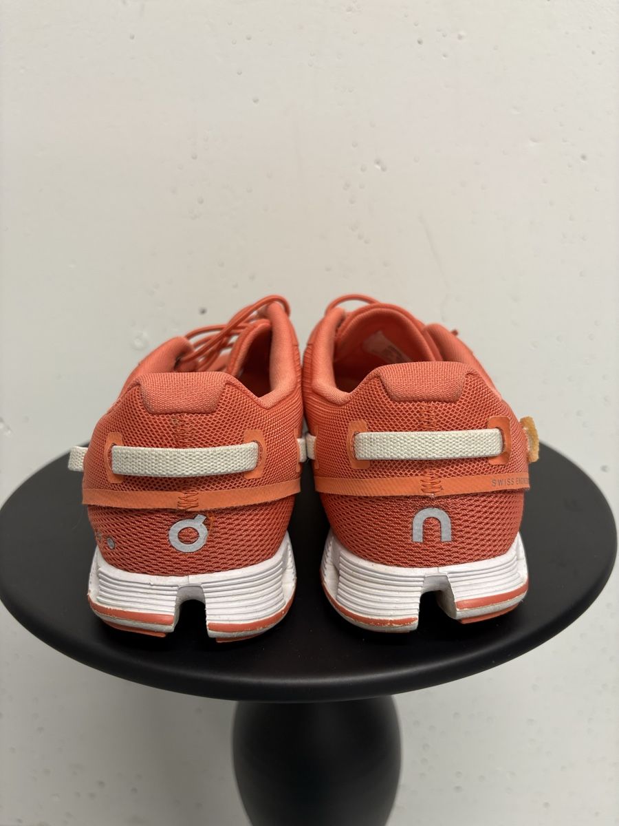 On Damenschuhe: On Sneaker Cloud 5 Gr. 37.5 Damen coral orange – Gebraucht aus Regensdorf von secondchancefashion 3