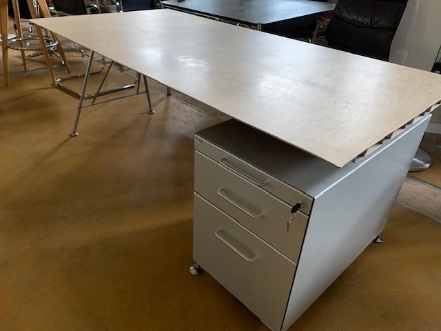 Atelier Alinea Scrivanie: Atelier Alinea Tisch mit Korpus – Usato da St. Gallen venduto da MSMoebelhandel 1