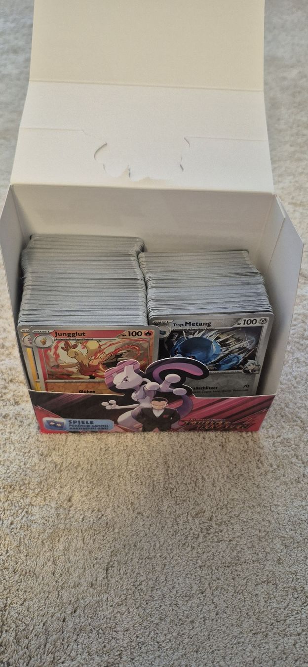Pokémon Cartes à collectionner: Pokémon Ewige Rivalen Bulk Display – D'occasion à Mönchaltorf par Volkner