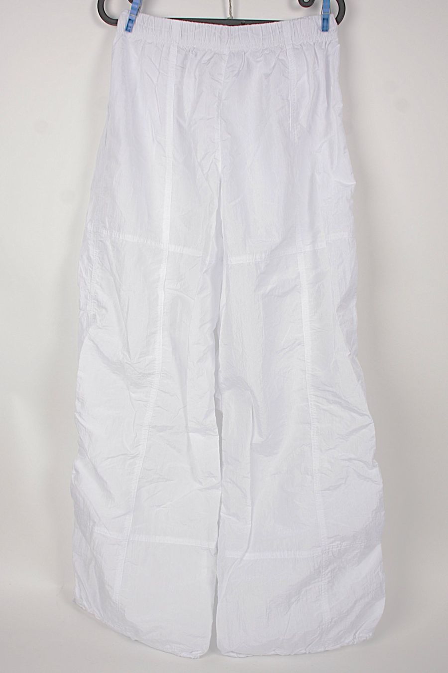 Bershka Pantaloni: BERSHKA Parachute Pants weiss S – Usato da Zollikofen venduto da Restwert_Zollikofen 1