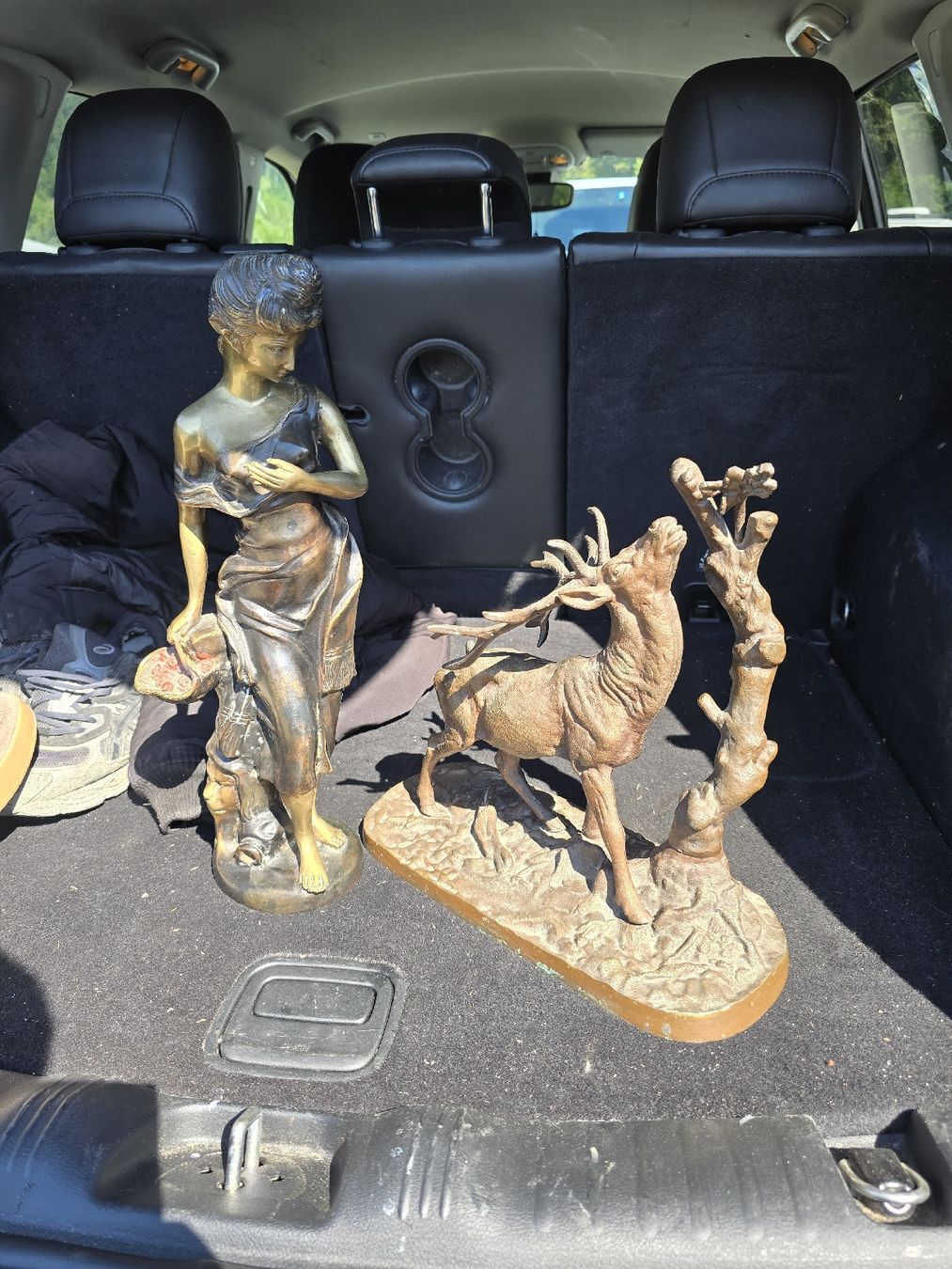 Statuette: Bronze Figure Frau, ein Hirsch gegossen, – Usato da Chur venduto da jasi18