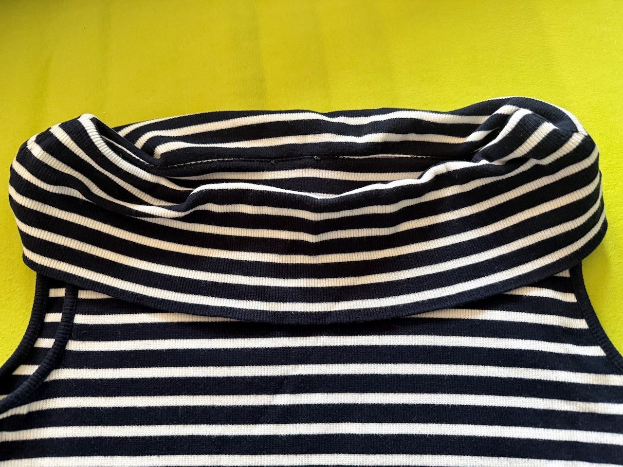 Maglioni & Felpe: schwarz-weiss gestreifter aermelloser Pullover,Schalkragen – Usato da Winterthur venduto da 1956ingi 2