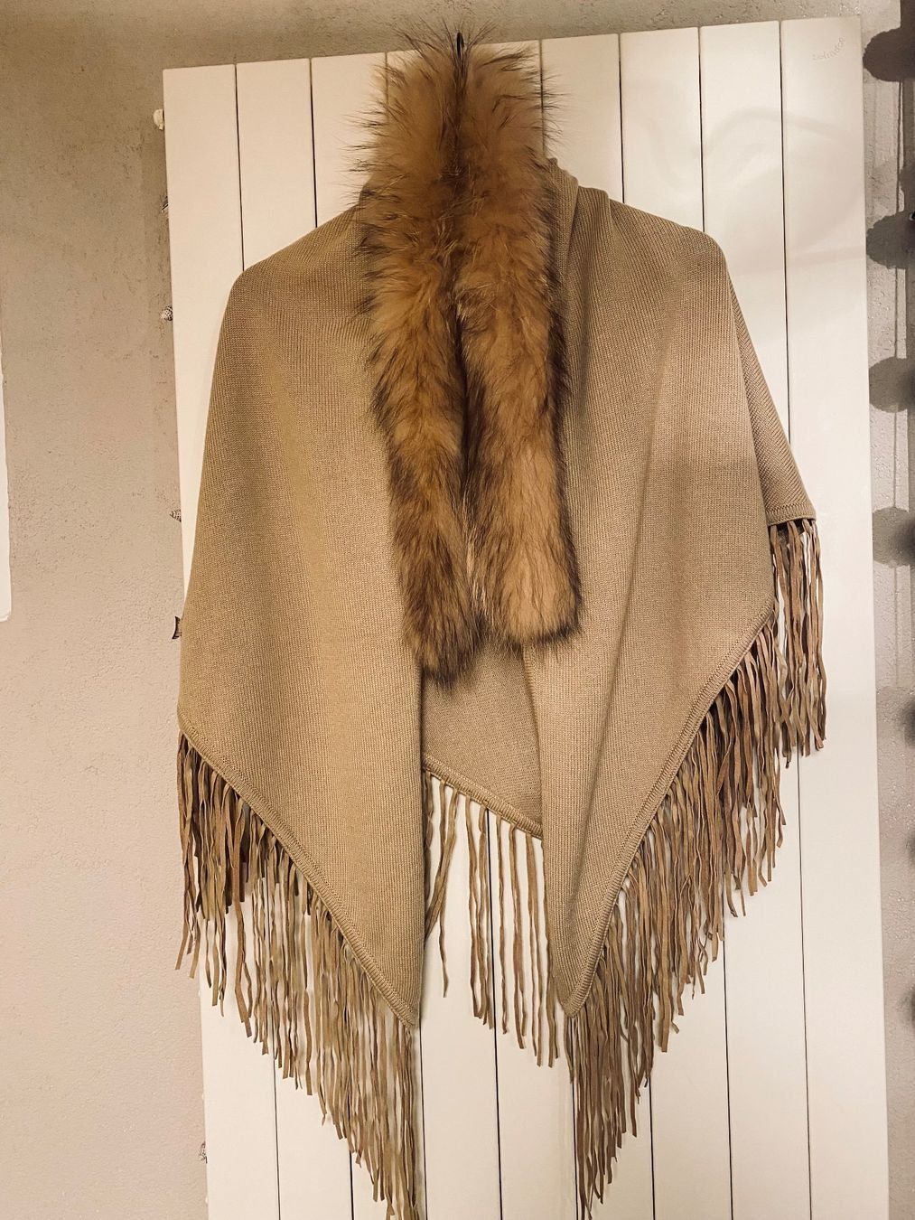 Altro in Moda donna: Poncho mit Pelz  beige LEONARDO – Usato da Bern venduto da BrischitteBern 4
