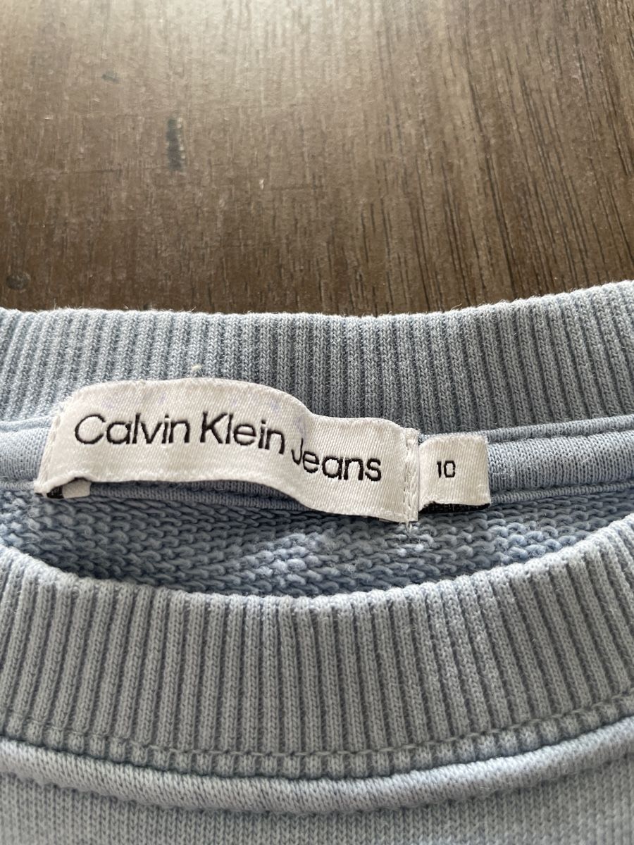 Calvin Klein Giacche & Cappotti: Sweat Calvin Klein Jeans bleu clair T.10 – Usato da Yverdon-les-Bains venduto da mar_hg5t 1
