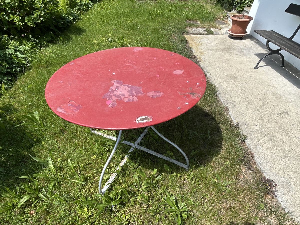 Tavoli: Vintage Gartentisch, rot, Durchmesser 97cm – Usato da Burgdorf venduto da Starmorpheus 1