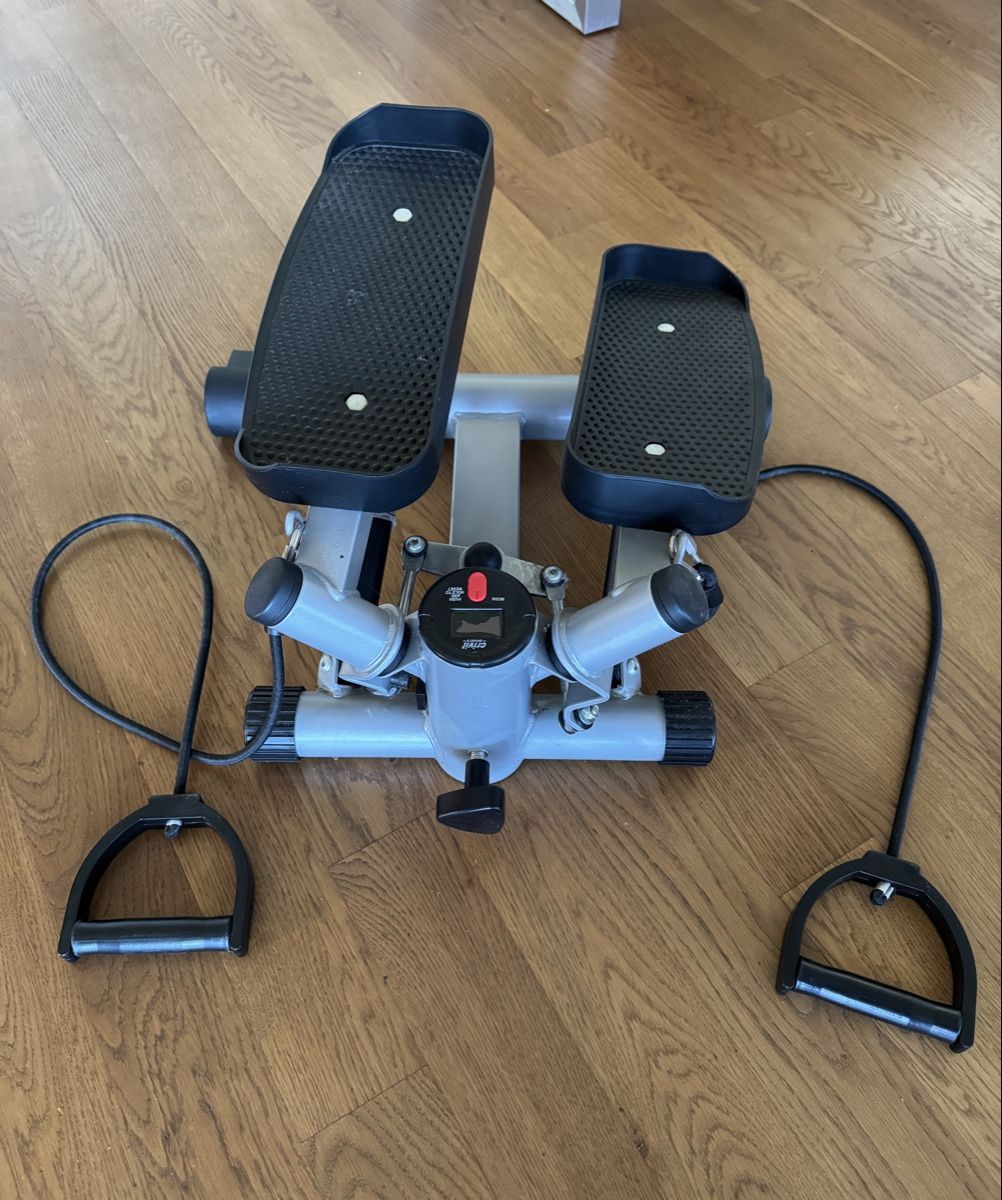 Hometrainer: Stepper mit Widerstandsbändern, gut erhalten – Gebraucht aus Warth von EiffelApril88
